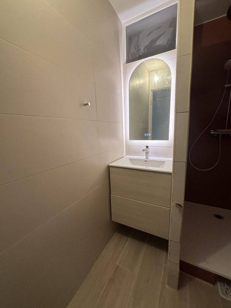 renovation salle de bain boulogne billancourt meuble vasque miroir led Salle de bain rénovée à Boulogne-Billancourt : meuble vasque suspendu et miroir LED en arche